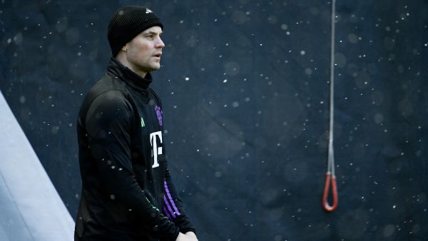 Bayern Munich's German goalkeeper #01 Manuel Neuer attends a training session during snowfall on November 28, 2023 in Munich, southern Germany, on the eve of the UEFA Champions League first round Group A match between FC Bayern Munich and FC Copenhagen. (Photo by LUKAS BARTH / AFP)