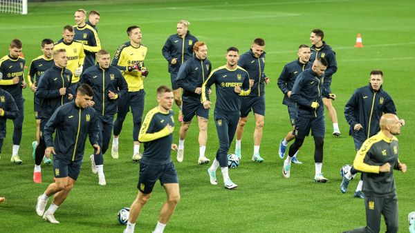 Players of Ukraine take part in a training session on the eve of the UEFA EURO 2024 Group C qualifying football match between Ukraine and Italy at BayArena Stadium in Leverkusen, on November 19, 2023. (Photo by LEON KUEGELER / AFP)