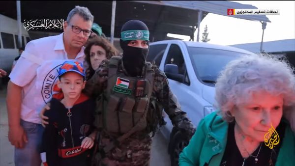 لحظة تسليم أسرى اسرائيليين من قبل عناصر من كتائب القسام