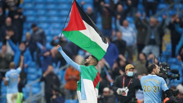 رياض محرز يرفع العلم الفلسطيني