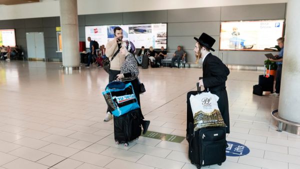 Israelis with their families arrive from Tel Aviv to Larnaca airport as battles between Israel and the Palestinian Hamas movement continue for the sixth consecutive day on October 12, 2023. (Photo by Iakovos Hatzistavrou / AFP) Northern Cyprus