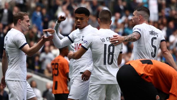 Tottenham Hotspur's English striker Dane Scarlett (C) celebrates with teammates after scoring their final goal during the pre-season friendly football match between Tottenham Hotspur and Shakhtar Donetsk at the Tottenham Hotspur Stadium, in London, on August 6, 2023. (Photo by HENRY NICHOLLS / AFP)