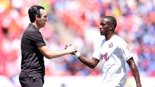 Unai Emery, Manager of Aston Villa, shakes hands with Moussa Diaby at half time during the Premier League Summer Series match between Aston Villa and Brentford FC at FedExField on July 30, 2023 in Landover, Maryland. Tim Nwachukwu/Getty Images/AFP (Photo by Tim Nwachukwu / GETTY IMAGES NORTH AMERICA / Getty Images via AFP)