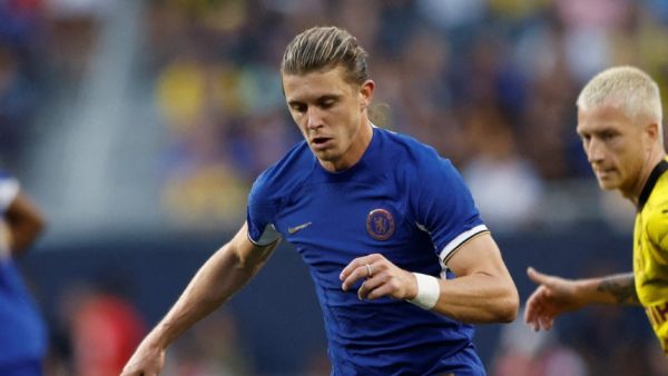 Chelsea's English midfielder Conor Gallagher runs with the ball during a pre-season friendly football match between Chelsea FC and Borussia Dortmund BVB at Soldier Field in Chicago, Illinois, on August 2, 2023. (Photo by KAMIL KRZACZYNSKI / AFP)