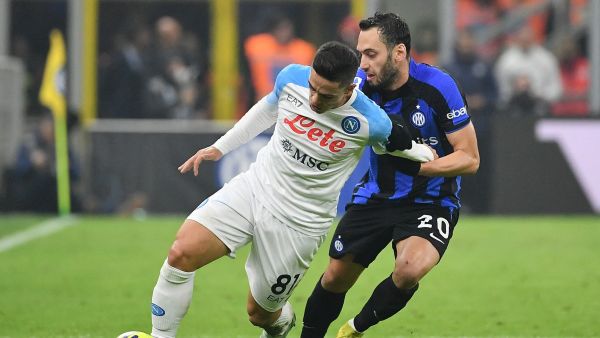Napoli's Italian forward Giacomo Raspadori (L) fights for the ball with Inter Milan's Turkish midfielder Hakan Calhanoglu during the Italian Serie A football match between Inter Milan and Napoli at Giuseppe Meazza stadium in Milan, on January 4, 2023 (Photo by Isabella BONOTTO / AFP)