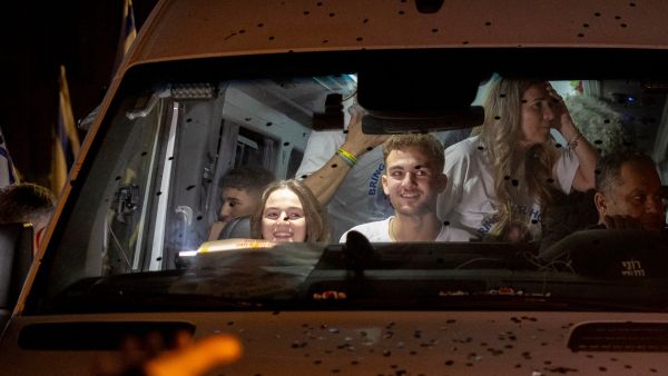 تبادل العشرات من رهائن تحتجزهم حماس بأسرى فلسطينيين تعتقلهم إسرائيل