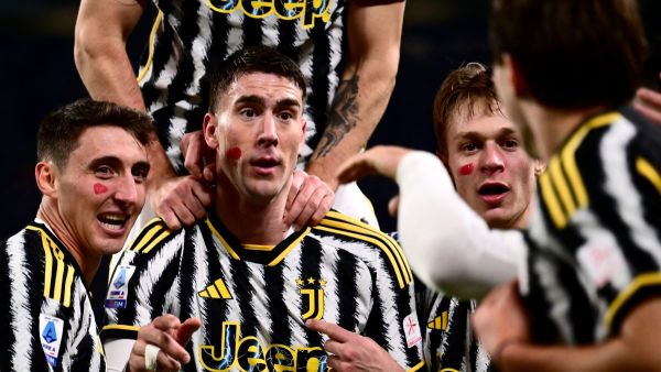 Juventus' Serbian forward #09 Dusan Vlahovic (2L) celebrates with teammates after scoring Juventus' first goal during the Italian Serie A football match between Juventus and Inter Milan at the Allianz Stadium in Turin, on November 26, 2023. (Photo by MARCO BERTORELLO / AFP)