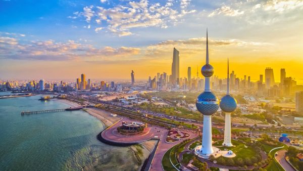سيدة كويتية تعتدي بالضرب على رجل أمن في الشارع العام