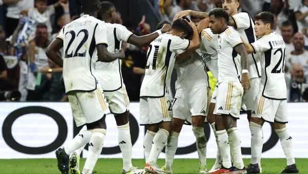 Real Madrid players celebrate English midfielder #5 Jude Bellingham's goal during the UEFA Champions League 1st round day 1 group C football match between Real Madrid and Union Berlin at the Santiago Bernabeu stadium in Madrid on September 20, 2023. (Photo by OSCAR DEL POZO / AFP)