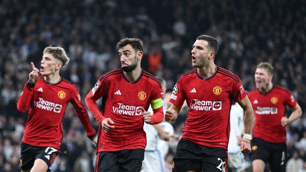 Manchester United's Portuguese midfielder #08 Bruno Fernandes (2nd L) celebrates with team mates after scoring the 2-3 from a penalty kick during the UEFA Champions League Group A football match between FC Copenhagen and Manchester United FC in Copenhagen, Denmark on November 8, 2023. (Photo by Jonathan NACKSTRAND / AFP)