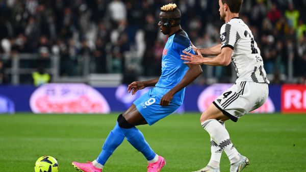 Napoli's Nigerian forward Victor Osimhen (L) is challenged by Juventus' Italian defender Daniele Rugani during the Italian Serie A football match between Juventus and Napoli on April 23, 2023 at the Juventus stadium in Turin. (Photo by Isabella BONOTTO / AFP)