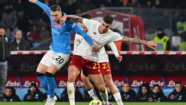 Napoli's Polish midfielder Piotr Zielinski (L) fights for the ball against AS Roma's Italian defender Gianluca Mancini during the Italian Serie A football match between Napoli and AS Roma at the Diego-Maradona Stadium in Naples on January 29, 2023. (Photo by Andreas SOLARO / AFP)