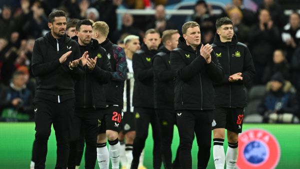 Newcastle United's English head coach Eddie Howe and team players applaud at the end of the UEFA Champions League Group F football match between Newcastle United and AC Milan at St James' Park in Newcastle-upon-Tyne, north east England on December 13, 2023. AC Milan wins 2 - 1 against Newcastle United and qualifies for the Champions League last 16. (Photo by Paul ELLIS / AFP)