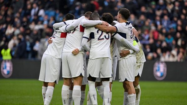 PSG's players celebrate scoring their team's second goal during the French L1 football match between Le Havre AC and Paris Saint-Germain (PSG) at The Stade Oceane in Le Havre, north-western France, on December 3, 2023. (Photo by DAMIEN MEYER / AFP)