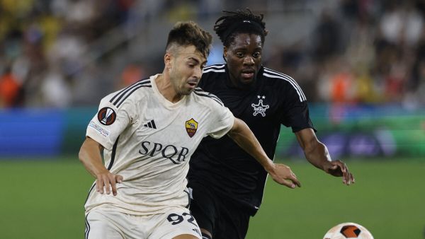 Roma's Italian forward #92 Stephan El Shaarawy (L) and Sheriff's Zimbabwean defender #04 Munashe Garananga (R) fight for the ball during the Europa League Group G football match between FC Sheriff and AS Roma at the Bolshaya Sportivnaya Arena in Tiraspol on September 21, 2023. (Photo by STRINGER / AFP)