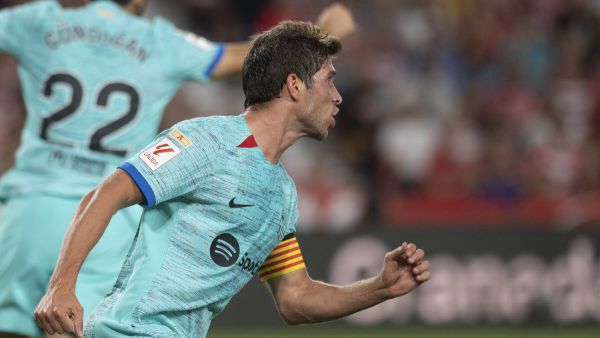 Barcelona's Spanish midfielder #20 Sergi Roberto celebrates after scoring his team's second goal during the Spanish league football match between Granada FC and FC Barcelona at the Nuevo Estadio de Los Carmenes in Granada on October 8, 2023. (Photo by JORGE GUERRERO / AFP)