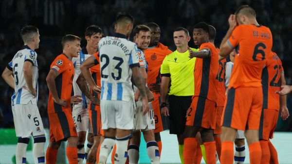 Inter Milan's Dutch defender #02 Denzel Dumfries talks with English referee Michael Oliver during the UEFA Champions League 1st round day 1 group D football match between Real Sociedad and Inter Milan at the Reale Arena stadium in San Sebastian on September 20, 2023. (Photo by CESAR MANSO / AFP)