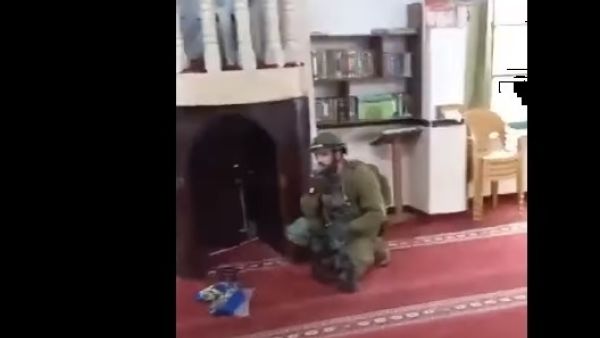 جنود اسرائيليون داخل مسجد في جنين