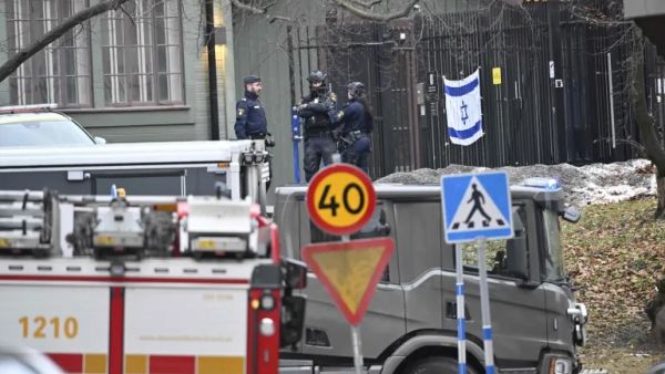 الشرطة السويدية تفرض طوقا أمنيا حول مبنى السفارة الإسرائيلية في ستوكهولم (الفرنسية)