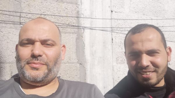 الشهيد مهند رزق محمد جبريل يمين- بجانب شقيقه طارق