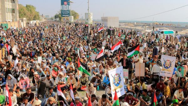 متظاهرون يمنيون في مدينة الحديدة الساحلية. 4/1/2024، وكالة الصحافة الفرنسية