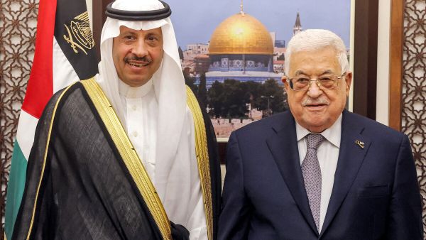 السفير السعودي السديري والرئيس الفلسطيني عباس في رام الله