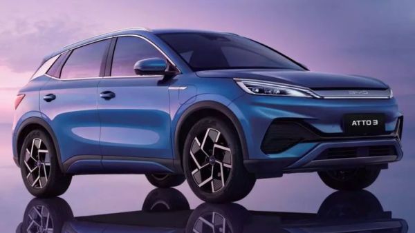 من هي شركة BYD التي أزاحت تسلا عن عرش السيارات الكهربائية