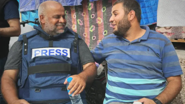 وائل الدحدوح مع ابنه الشهيد حمزة