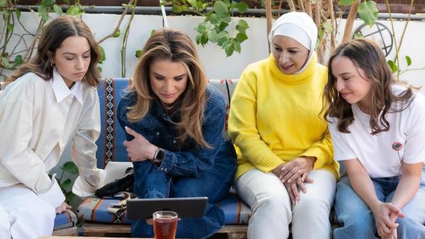 الأناقة الكاجوال الراقية تتمثل في إطلالات الملكة رانيا والأميرات فإليكي تفاصيل إطلالاتهن