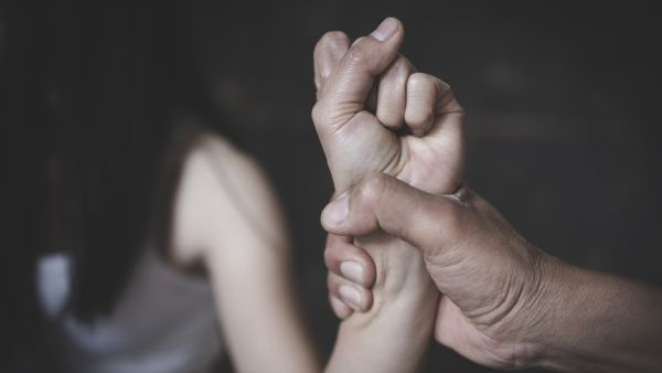 أسباب العنف الأسري وطرق الوقاية منه؟ أسباب العنف الأسري وطرق الوقاية منه؟