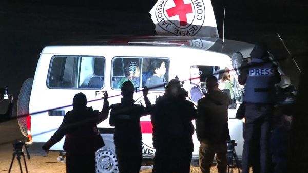 لحظة الإفراج عن محتجزين لدى كتائب القسام في غزة