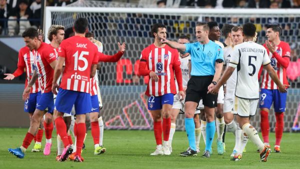 Spanish referee Javier Alberola calms players after an own goal during the Spanish Super Cup semi-final football match between Real Madrid and Atletico Madrid at the Al-Awwal Park Stadium in Riyadh, on January 10, 2024. (Photo by Fayez NURELDINE / AFP)