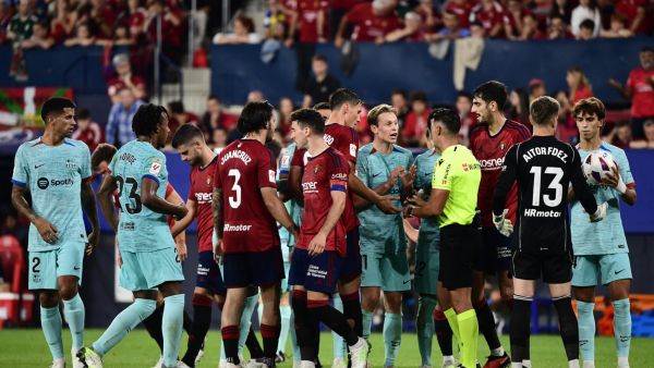 Barcelona's Dutch midfielder #21 Frenkie de Jong (C) talks with Spanish referee Ortiz Arias during the Spanish Liga football match between CA Osasuna and FC Barcelona at El Sadar stadium in Pamplona on September 3, 2023. (Photo by ANDER GILLENEA / AFP)