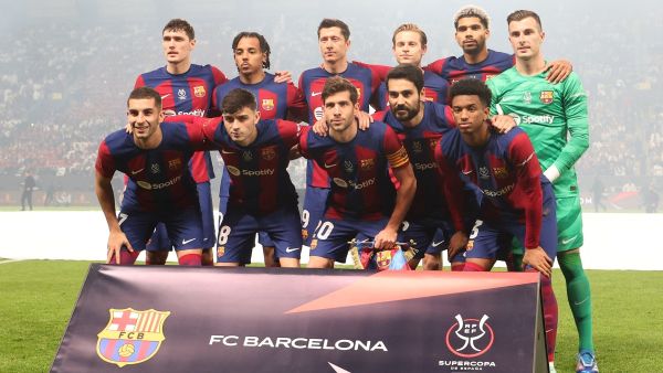 Barcelona players pose for the group picture before the start the Spanish Super Cup final football match between Real Madrid and Barcelona at the Al-Awwal Park Stadium in Riyadh, on January 14, 2024. (Photo by Giuseppe CACACE / AFP)