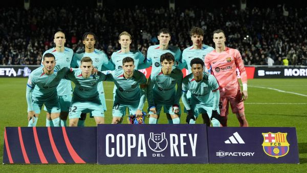 Barcelona's players pose for a team picture before the Spanish Copa del Rey (King's Cup) football match between Unionistas de Salamanca CF and FC Barcelona at Reina Sofia municipal stadium in Salamanca on January 18, 2024. (Photo by CESAR MANSO / AFP)