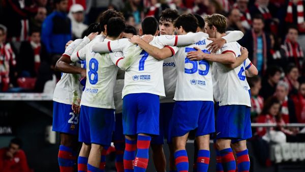 Barcelona players gather on the pitch prior to the extra time of the Spanish Copa del Rey (King's Cup) quarter final football match between Athletic Club Bilbao and FC Barcelona at the San Mames stadium in Bilbao on January 24, 2024. (Photo by ANDER GILLENEA / AFP)