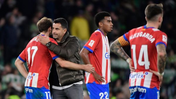 Girona's Spanish coach Michel greets Girona's Dutch defender #17 Daley Blind at the end of the Spanish league football match between Real Betis and Girona FC at the Benito Villamarin stadium in Seville on December 21, 2023. (Photo by CRISTINA QUICLER / AFP)