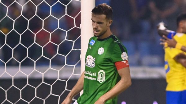Ettifaq's English midfielder #10 Jordan Henderson moves the ball after his team conceded the first goal during the Saudi Pro League football match between Al-Ettifaq and Al-Nassr at the Prince Mohamed bin Fahd Stadium in Dammam on August 14, 2023. (Photo by Ali Alhaji / AFP)