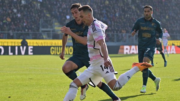 Juventus' Polish forward #14 Arkadiusz Milik (C white) shoots the ball in front of Frosinone's Italian defender #30 Ilario Monterisi during the Italian Serie A football match between Frosinone and Juventus at the Benito Stirpe stadium in Frosinone on December 23, 2023. (Photo by Andreas SOLARO / AFP)