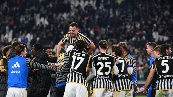 Juventus' players celebrate their victory at the end of the Italian Serie A football match between Juventus and Roma at the Allianz Stadium in Turin, on December 30, 2023. (Photo by Isabella BONOTTO / AFP)