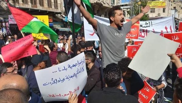 الناشط الأردني مجد الفراج يهتف في مظاهرة بالعاصمة عمان