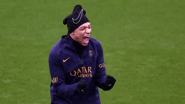 Paris Saint-Germain's French forward #07 Kylian Mbappe reacts during a training session in Poissy, west of Paris, on January 2, 2024, on the eve of the French Trophy of Champions football match between Paris Saint-Germain (PSG) and Toulouse. (Photo by FRANCK FIFE / AFP)
