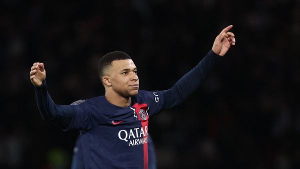 Paris Saint-Germain's French forward #07 Kylian Mbappe celebrates after scoring his team's second goal during the French Champions' Trophy (Trophee des Champions) football match between Paris Saint-Germain (PSG) and Toulouse FC at the Parc des Princes stadium in Paris on January 3, 2024. (Photo by FRANCK FIFE / AFP)