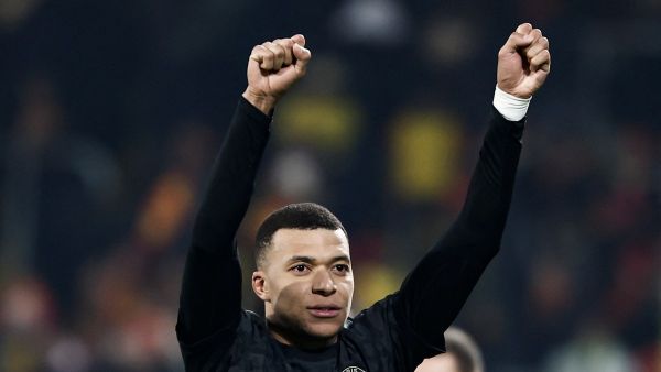 Paris Saint-Germain's French forward #07 Kylian Mbappe celebrates his team's victory after the French L1 football match between RC Lens and Paris Saint-Germain (PSG) at Stade Bollaert-Delelis in Lens, northern France on January 14, 2024. (Photo by Sameer Al-Doumy / AFP)