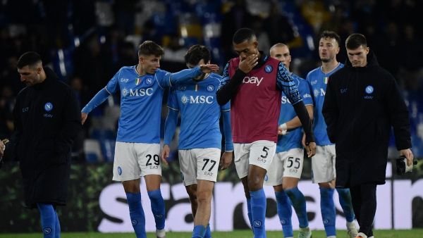 Napoli's players leave the pitch after beeing defeated 0-3 at the end of the Italian Serie A football match between Napoli and Inter Milan on December 03, 2023 at the Diego Armando Maradona stadium in Naples. (Photo by Filippo MONTEFORTE / AFP)