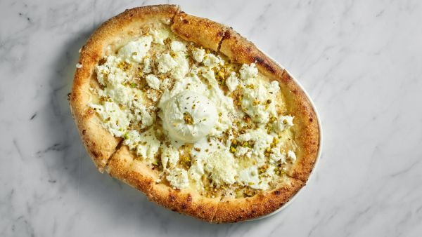 وصفة إعداد بيتزا بوراتا الإيطالية وصفة إعداد بيتزا بوراتا الإيطالية