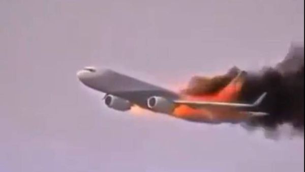 اشتعال النيران بطائرة في الجو