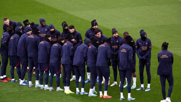 Paris Saint-Germain's players gather during a training session in Poissy, west of Paris, on January 2, 2024, on the eve of the French Trophy of Champions football match between Paris Saint-Germain (PSG) and Toulouse. l (Photo by FRANCK FIFE / AFP)