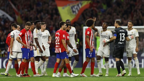 Both teams' players quarrel during the Spanish Liga football match between Club Atletico de Madrid and Real Madrid CF at the Metropolitano stadium in Madrid on September 24, 2023. (Photo by OSCAR DEL POZO / AFP)