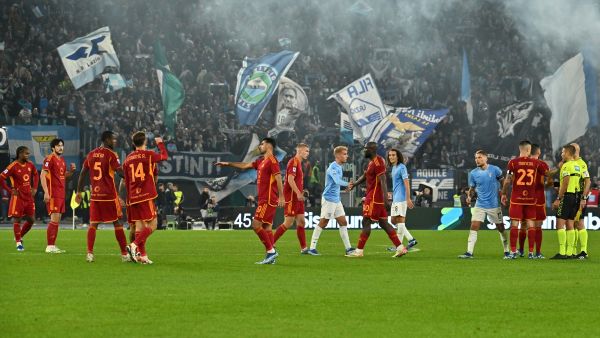Players greet each others at the end of the Italian Serie A football match between Lazio and AS Roma on November 12, 2023 at the Olympic stadium in Rome. (Photo by Andreas SOLARO / AFP)